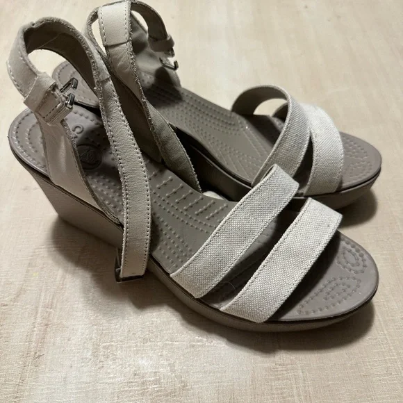 CROCS Leigh II Strappy Wedge Sandals in Mushroom/Oatmeal size 8 - Picture 6 of 12